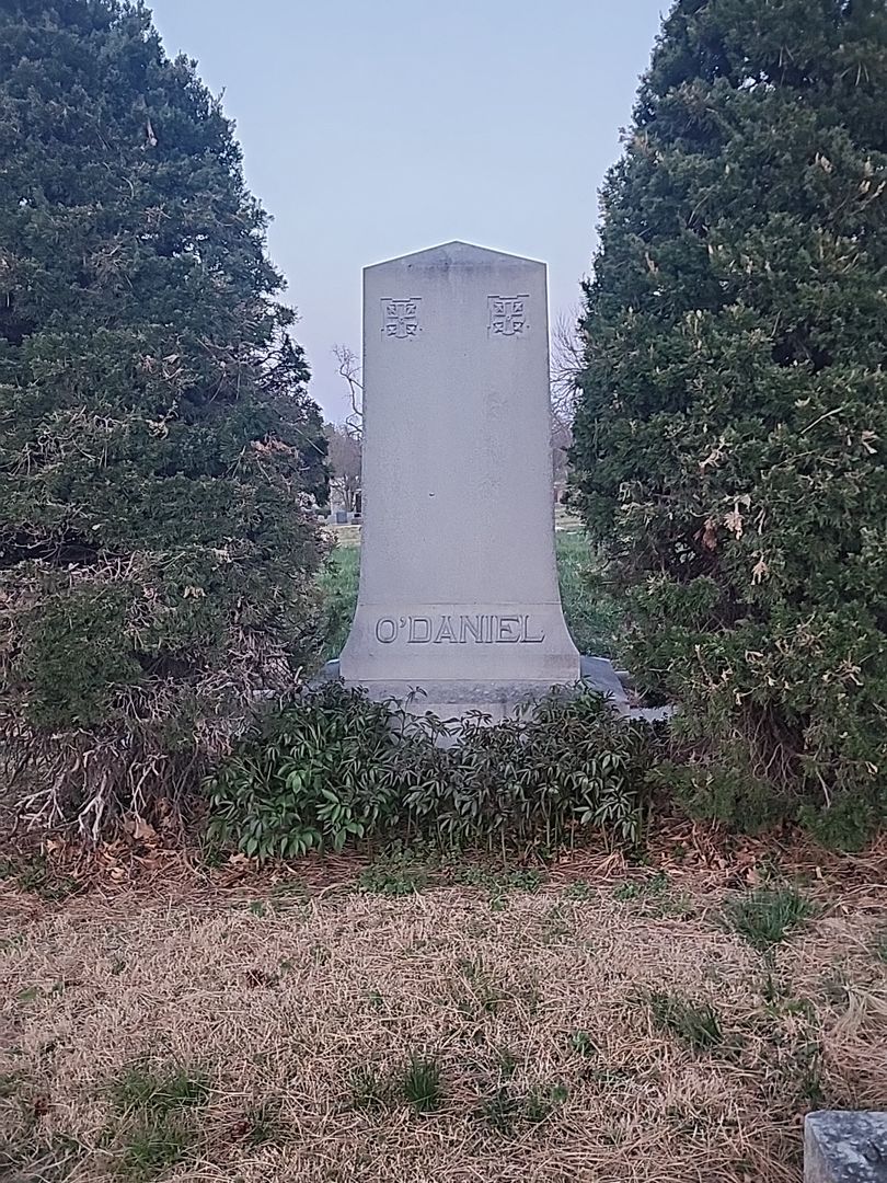 Julia Ann O'Daniel's grave. Photo 1