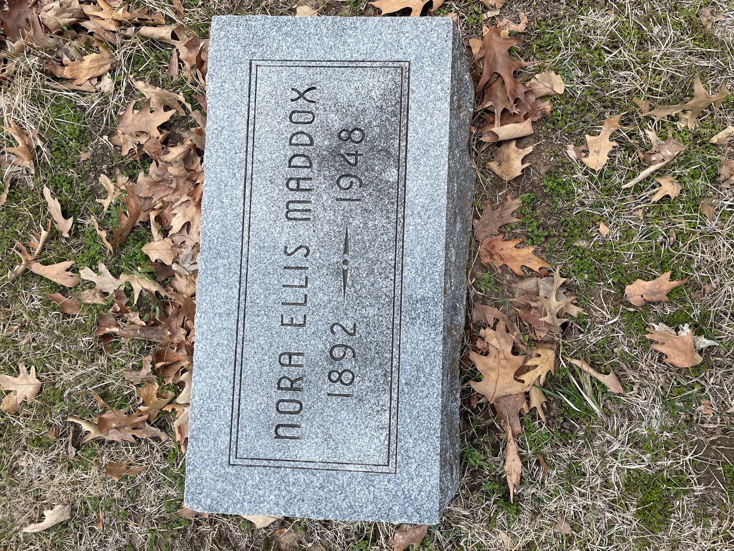 Nora Ellis Maddox's grave. Photo 1