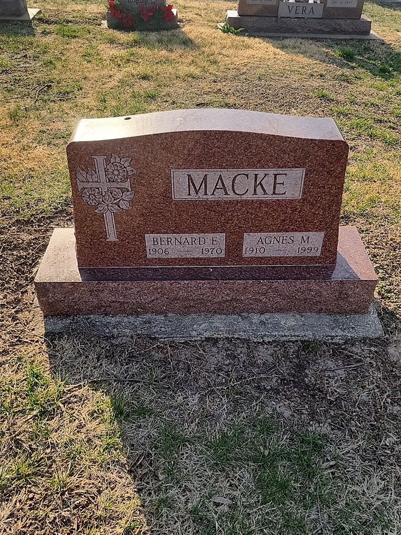 Agnes M. Macke's grave. Photo 1