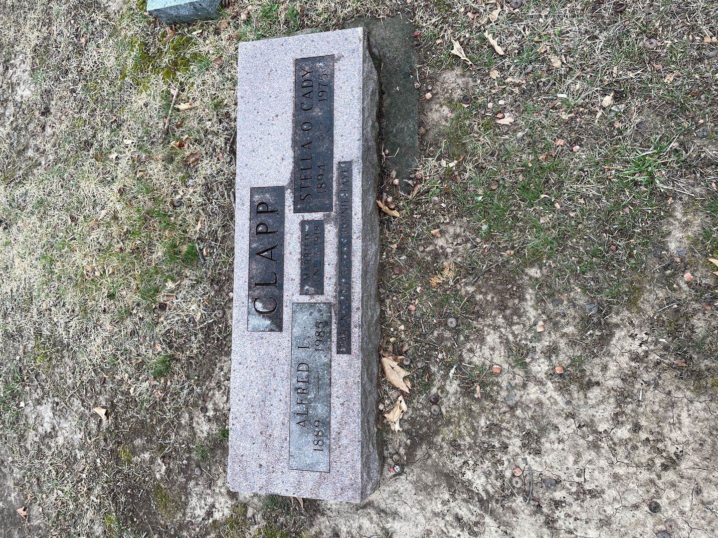Stella O. Cady Clapp's grave. Photo 1
