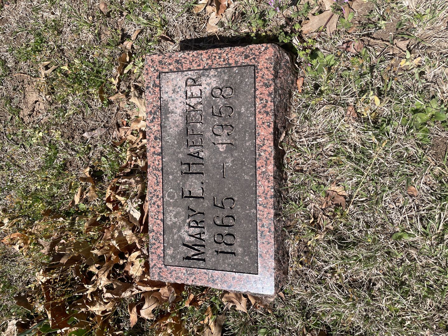 Mary Etta Haefeker's grave. Photo 1