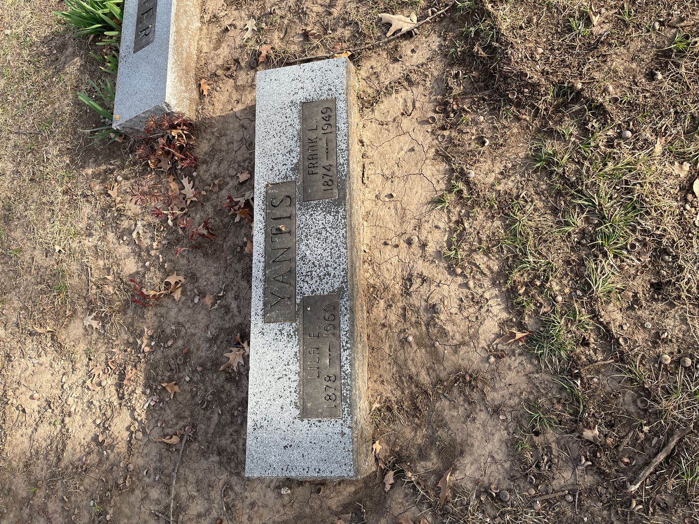 Frank L. Yantis's grave. Photo 1