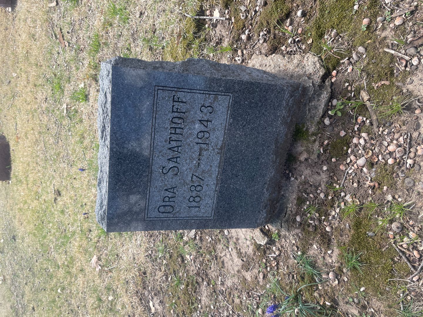 Ora Mae Saathoff's grave. Photo 1