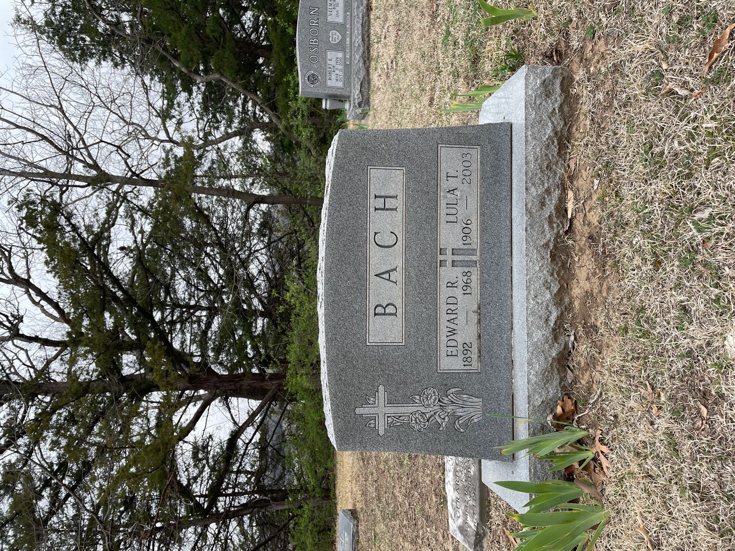 Lula T. Bach's grave. Photo 1