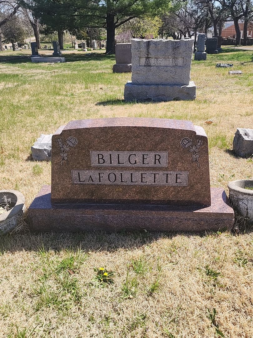 Dorothea A. LaFollette's grave. Photo 1