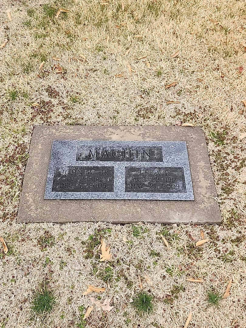 Lela P. Machin's grave. Photo 1