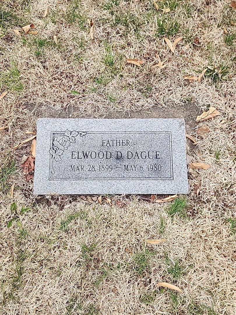 Elwood D. Dague Senior's grave. Photo 1