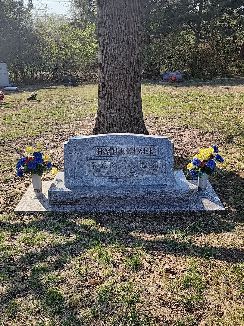 Ronald Dean Habluetzel's grave. Photo 1