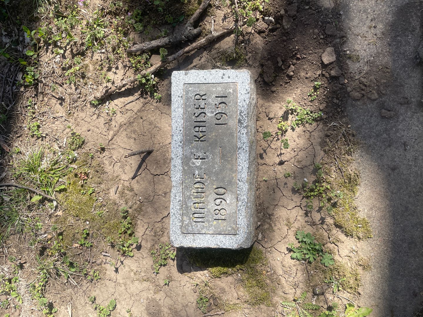 Maude F. Kaiser's grave. Photo 1
