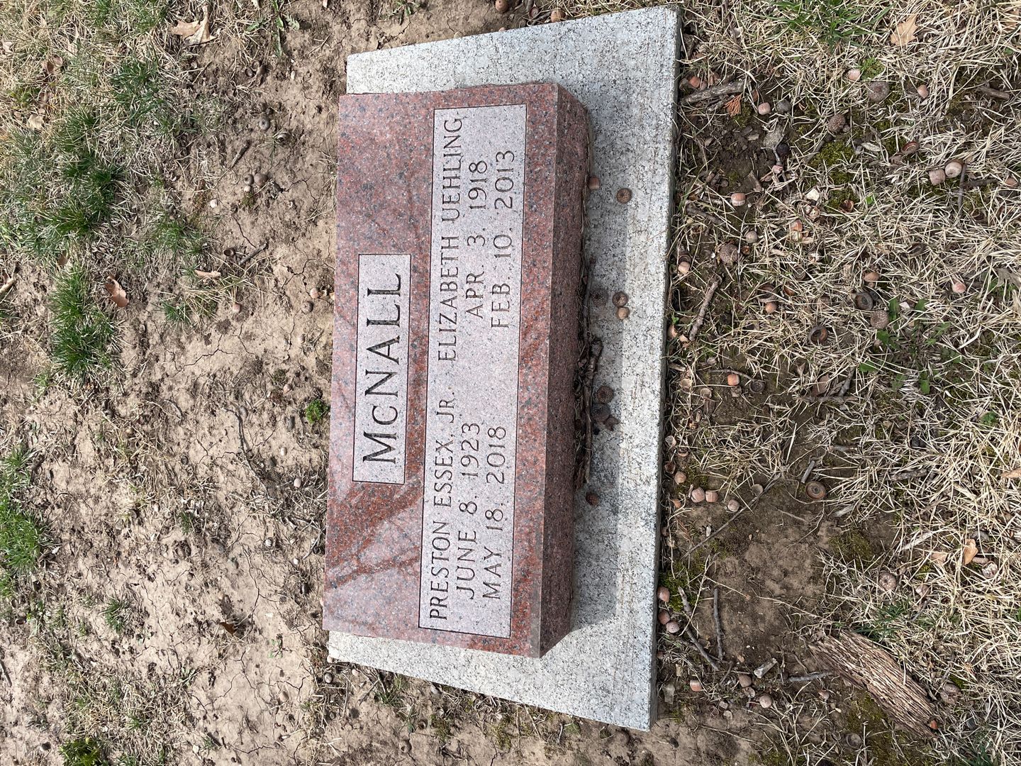 Elizabeth Uehling McNall's grave. Photo 1