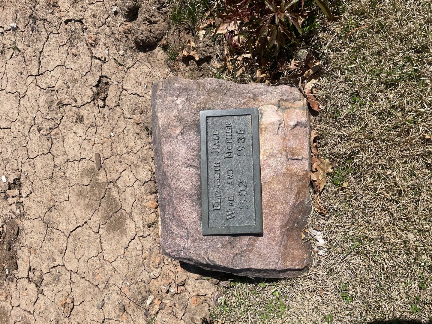 Beatrice L. Dale's grave. Photo 1